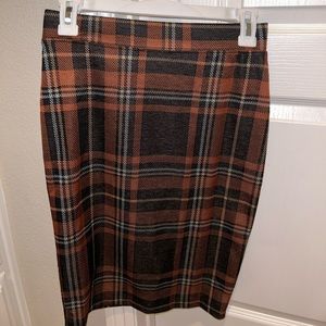 body con brown plaid skirt